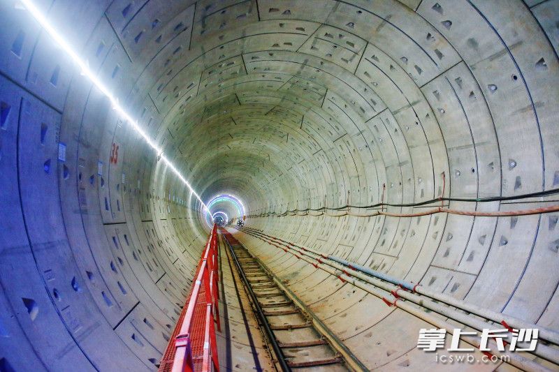 1月17日,长沙市轨道交通7号线云塘站~环保大道站区间盾构右线顺利贯通,标志着长沙地铁7号线首个正线区间成功实现双线贯通。 1月17日,长沙市轨道交通7号线云塘站~环保大道站区间盾构右线顺利贯通,标志着长沙地铁7号线首个正线区间成功实现双线贯通。