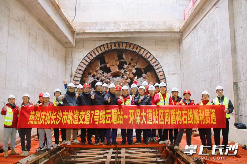 建设人员合影。   均为长沙晚报全媒体记者王志伟、通讯员凌志摄 建设人员合影。   均为长沙晚报全媒体记者王志伟、通讯员凌志摄